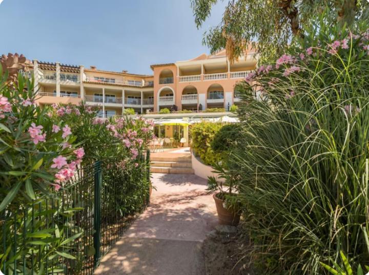 لي إيسامبر Residence Pierre & Vacances Premium Les Calanques Des Issambres المظهر الخارجي الصورة