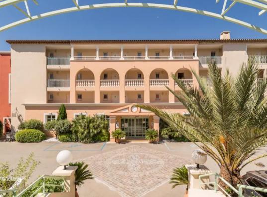 لي إيسامبر Residence Pierre & Vacances Premium Les Calanques Des Issambres المظهر الخارجي الصورة